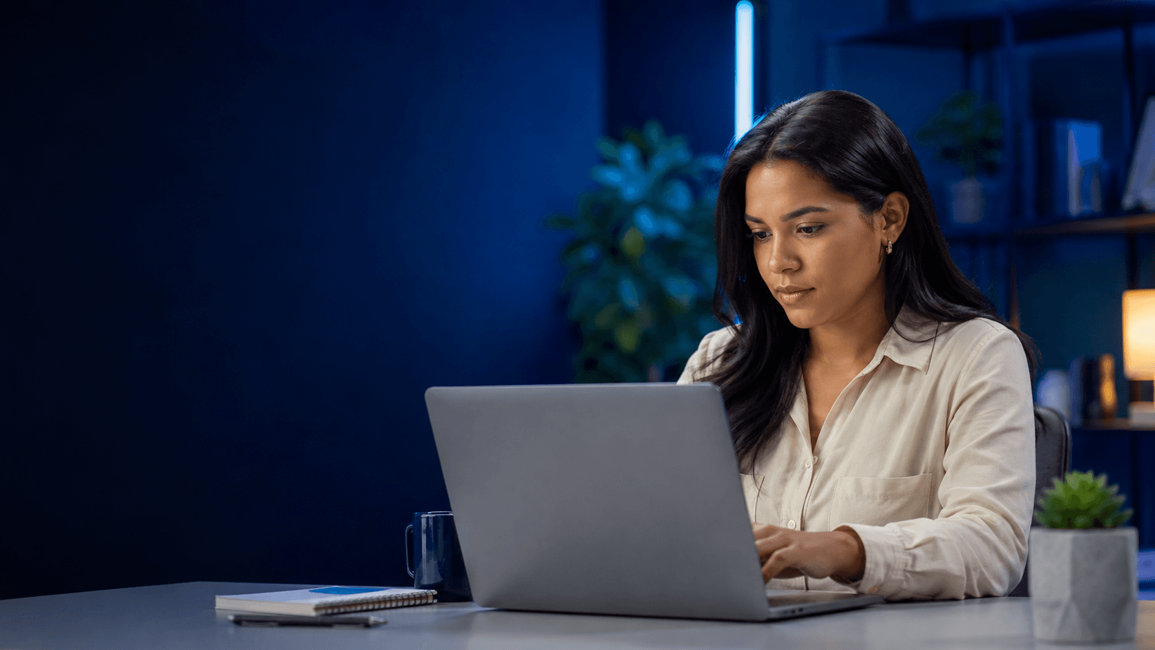 Mujer usando una laptop para acceder a recursos de educación cívica.